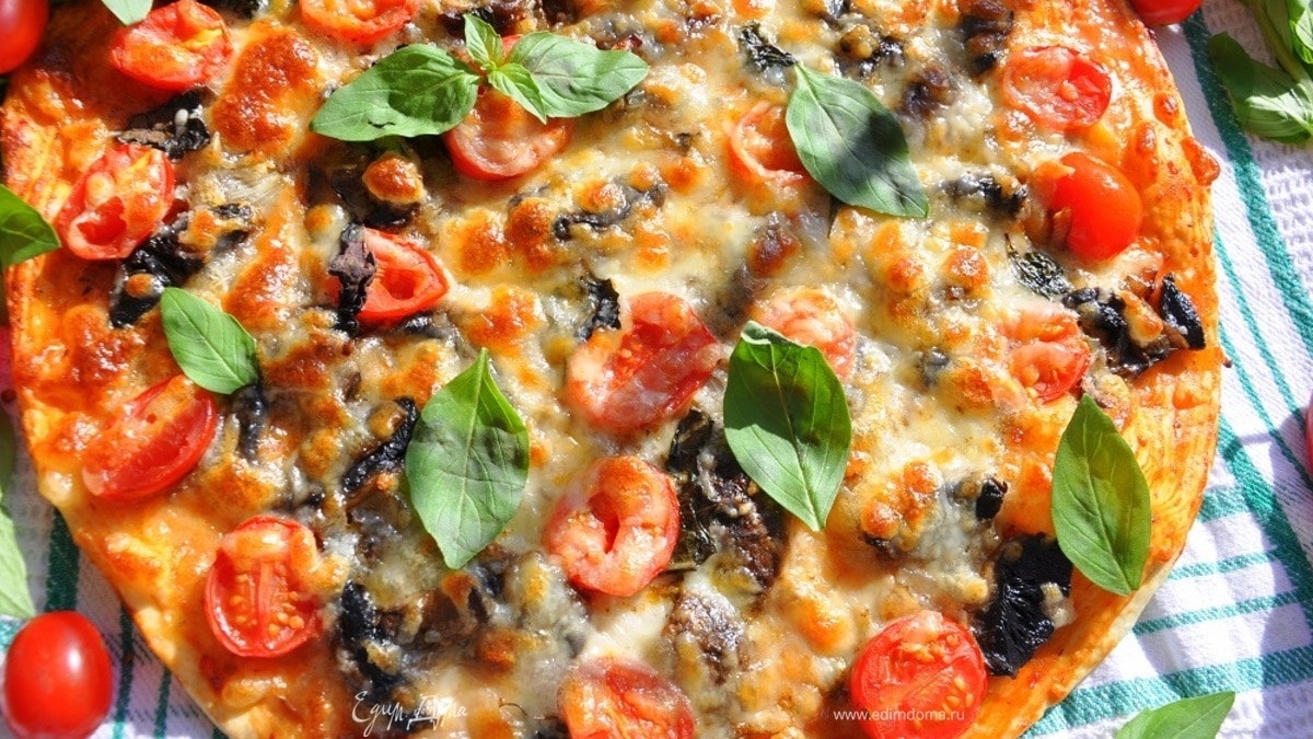 Пицца с грибами и базиликом