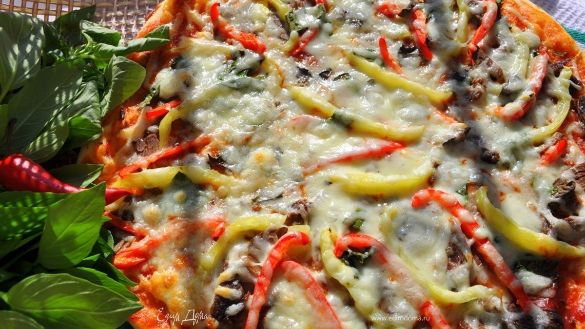Пицца мясная с болгарским перцем и сыром Джюгас