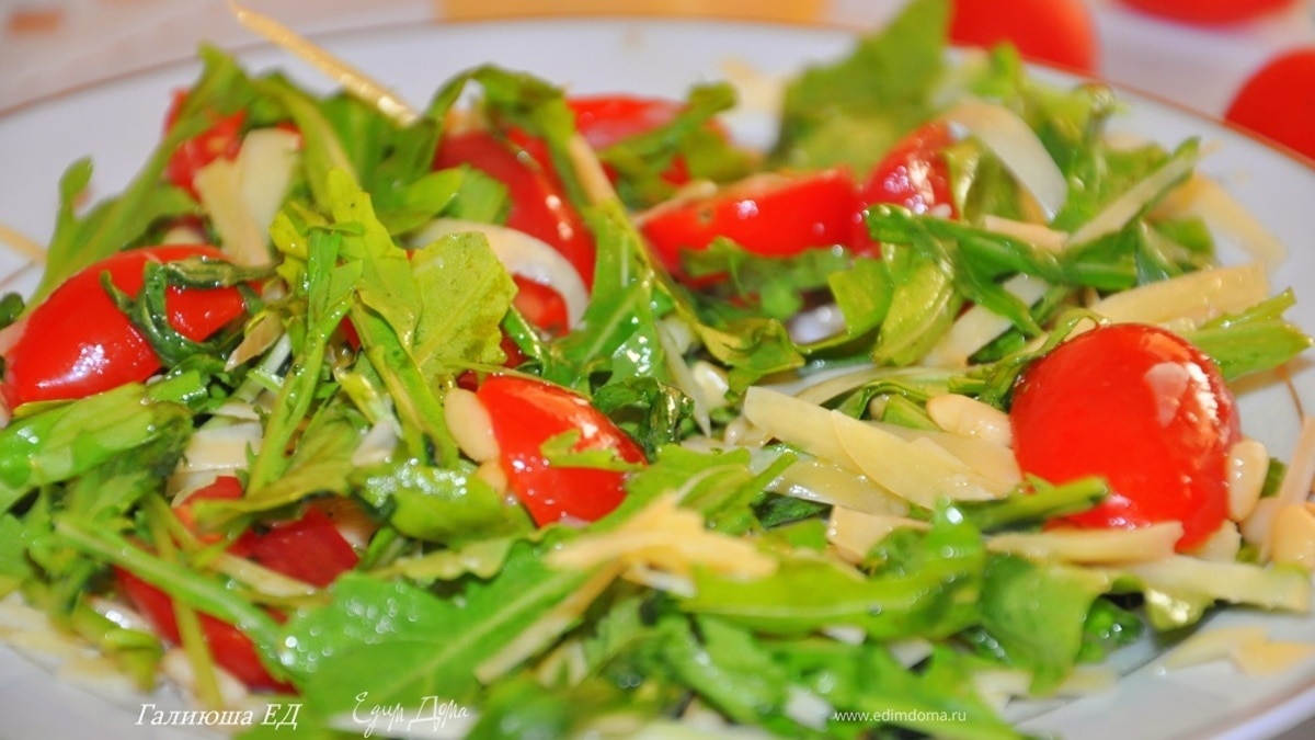 Салат с руколой, помидорами черри, кедровыми орешками и сыром