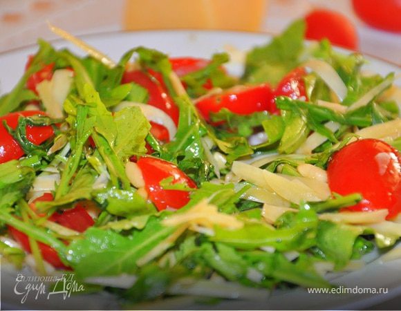 Салат с руколой, помидорами черри, кедровыми орешками и сыром 