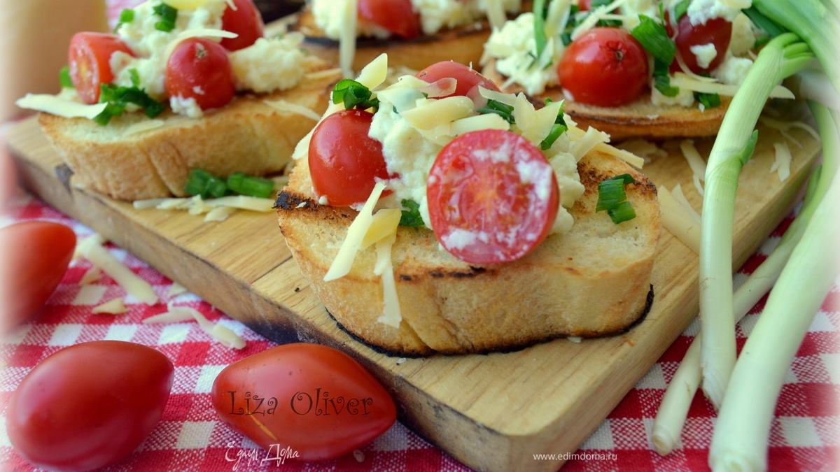 Яичница-болтунья с сыром джюгас на хрустящих тостах