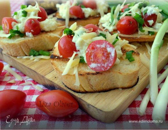 Яичница-болтунья с сыром джюгас на хрустящих тостах Яичница-болтунья с сыром джюгас на хрустящих тостах