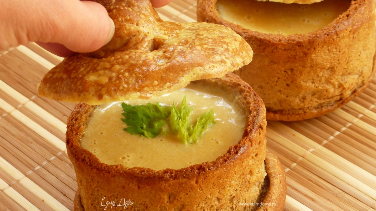 Суп-пюре из сельдерея с сыром в съедобном горшочке