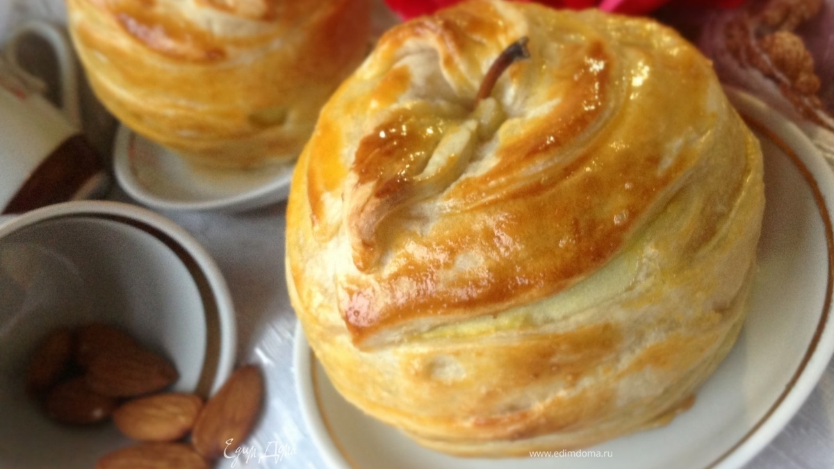 Яблоки с орехово-медовой начинкой, запеченные в слоеном тесте