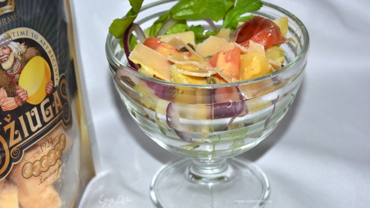 Салат из печеного картофеля с лососем и сыром Джюгас