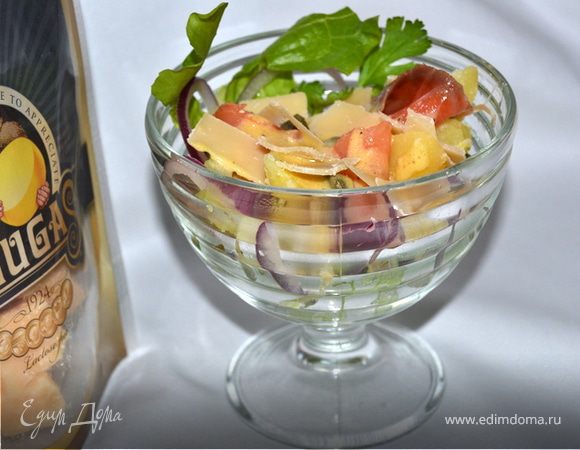 Салат из печеного картофеля с лососем и сыром Джюгас