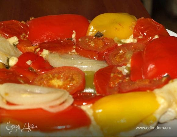 Овощной тарт с помидорами, болгарским перцем, луком