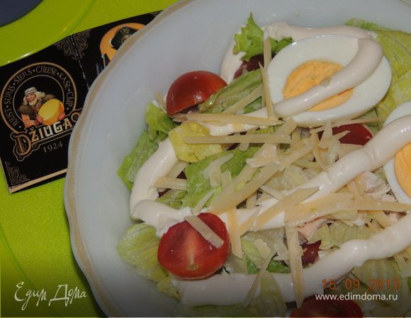 Зеленый салат с куриной грудкой, черри и сыром Джюгас