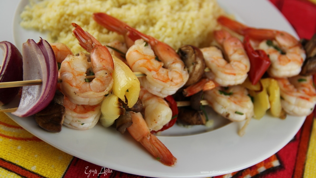 Шашлычки из креветок с овощами и грибами