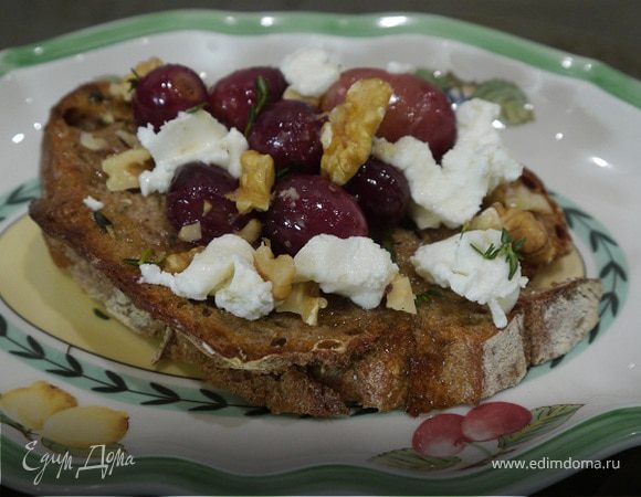 Закуска с козьим сыром, виноградом и грецкими орехами Закуска с козьим сыром, виноградом и грецкими орехами