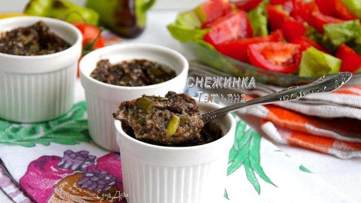 Порционные грибные запеканки с томатами, стручковой фасолью и сыром джюгас
