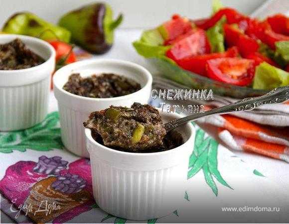 Порционные грибные запеканки с томатами, стручковой фасолью и сыром Джюгас