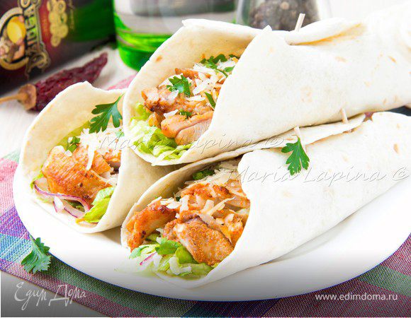 Тортильи с острой курицей, овощами и сыром Джюгас Тортильи с острой курицей, овощами и сыром Джюгас