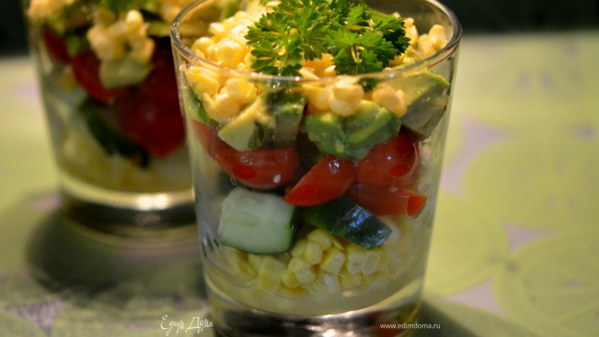 Салат с авокадо и овощами