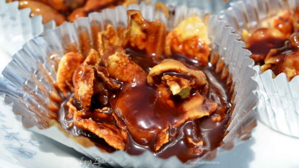 Сладкий десерт с шоколадом и беконом