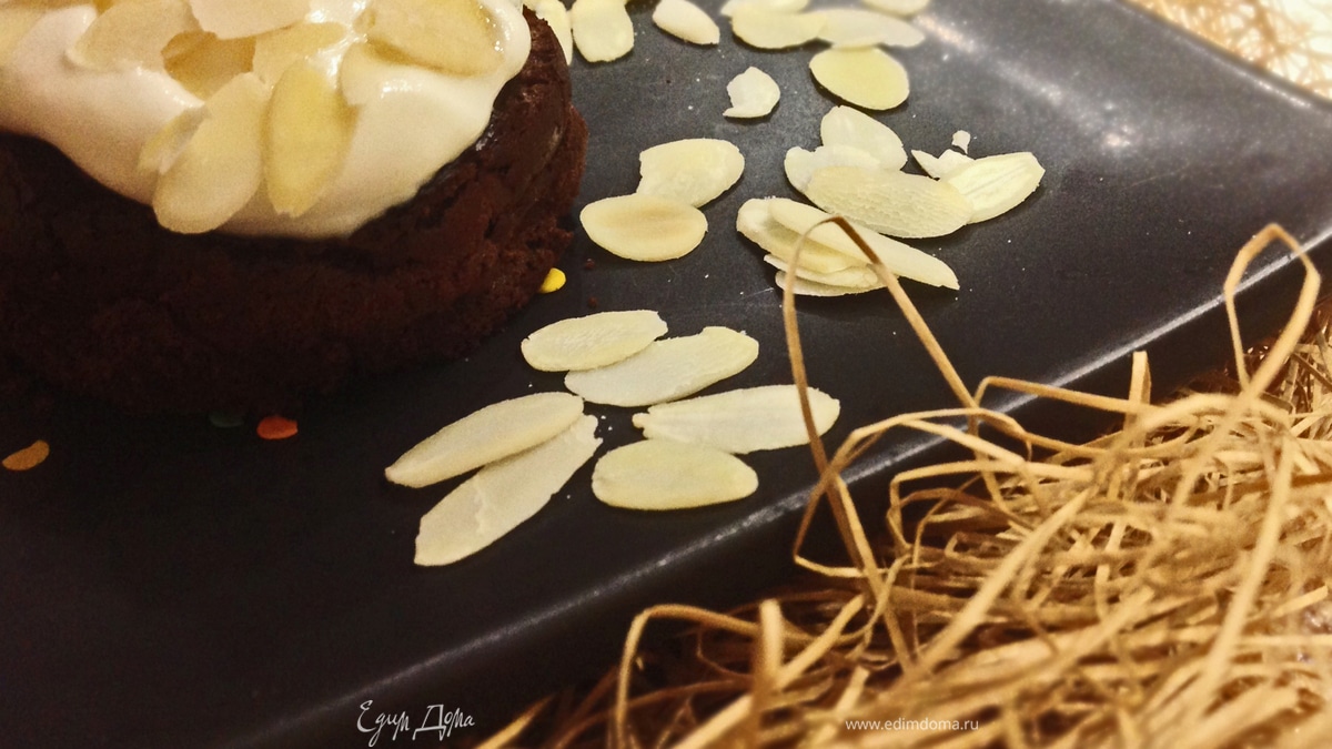 Шоколадный лавовый фондан со взбитыми сливками и лепестками миндаля