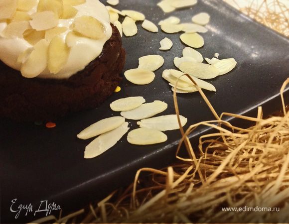 Шоколадный лавовый фондан со взбитыми сливками и лепестками миндаля