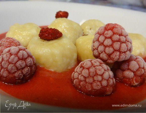 Ленивые вареники с ягодным соусом "Кули" Ленивые вареники с ягодным соусом "Кули"