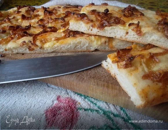 Фокачча с брынзой и карамелезированным луком Фокачча с брынзой и карамелезированным луком