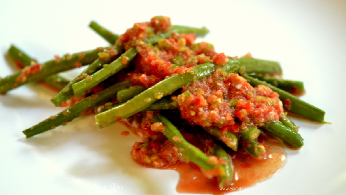 Зеленая фасоль со свежим томатным чатни