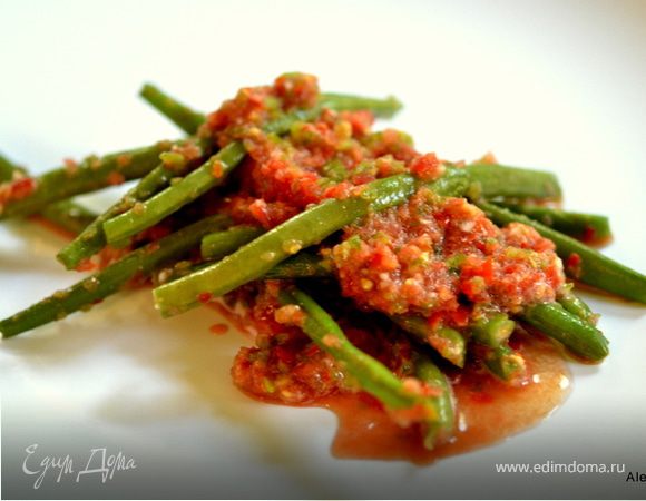 Зеленая фасоль со свежим томатным чатни