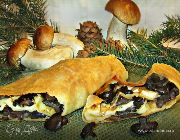 Штрудель с лесными грибами и сыром Бри