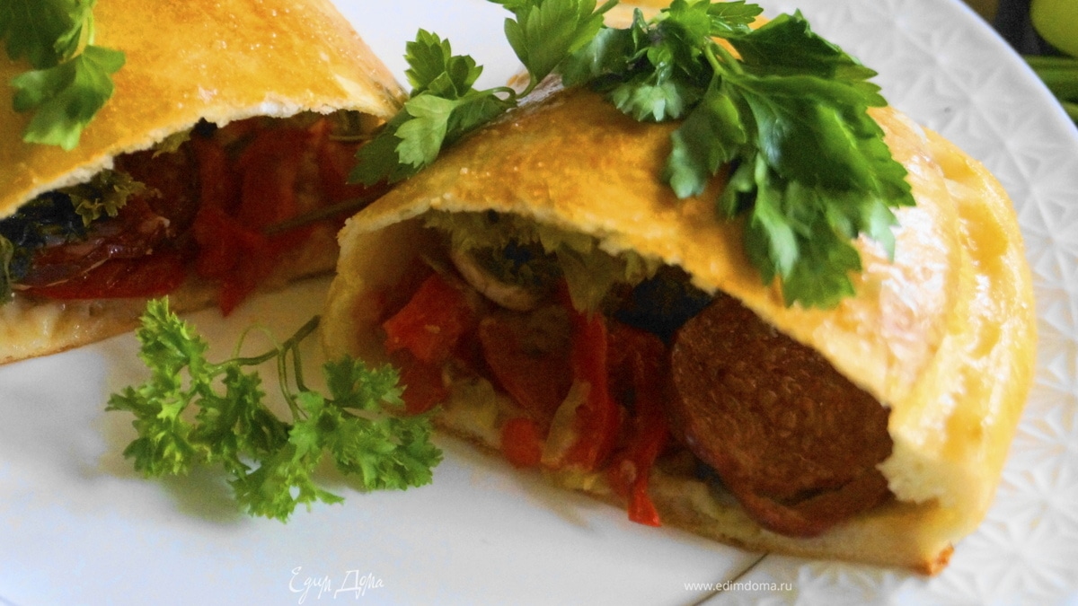 Пицца кальцоне с грибами, овощами и сыром Джюгас