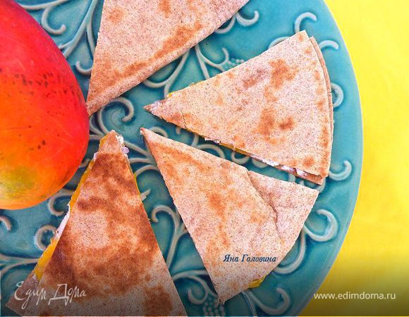 Тортилья из цельнозерновой муки с манго и козьим сыром 