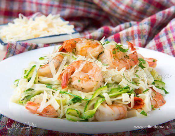 Паста с цукини, креветками и сыром