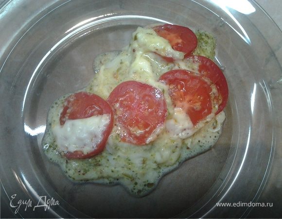 Рыба, запеченная под помидорами и моцареллой
