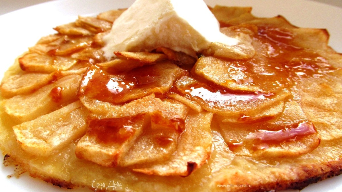 Карамельный яблочный пирог с карамельным соусом