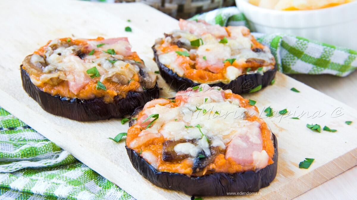 Мини-пиццы на баклажане с соусом пассата и сыром Джюгас
