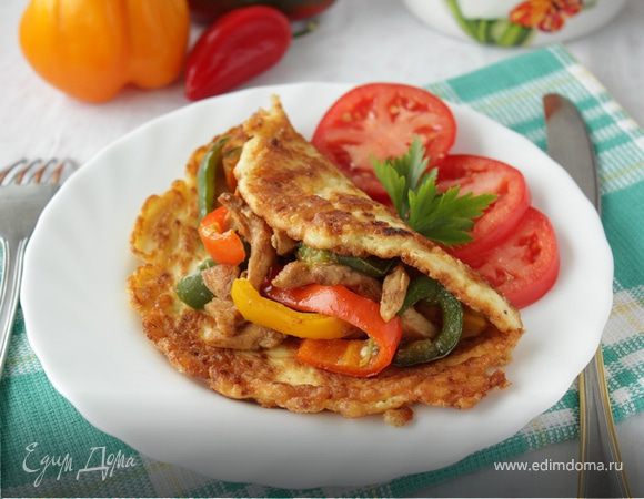 Курица стир-фрай на творожно-сырном блинчике 