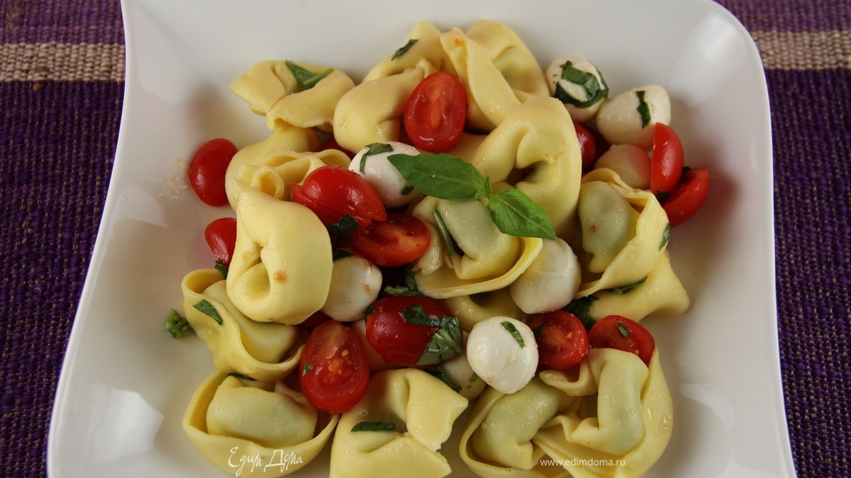 Салат из тортеллини с помидорчиками черри и моцареллой