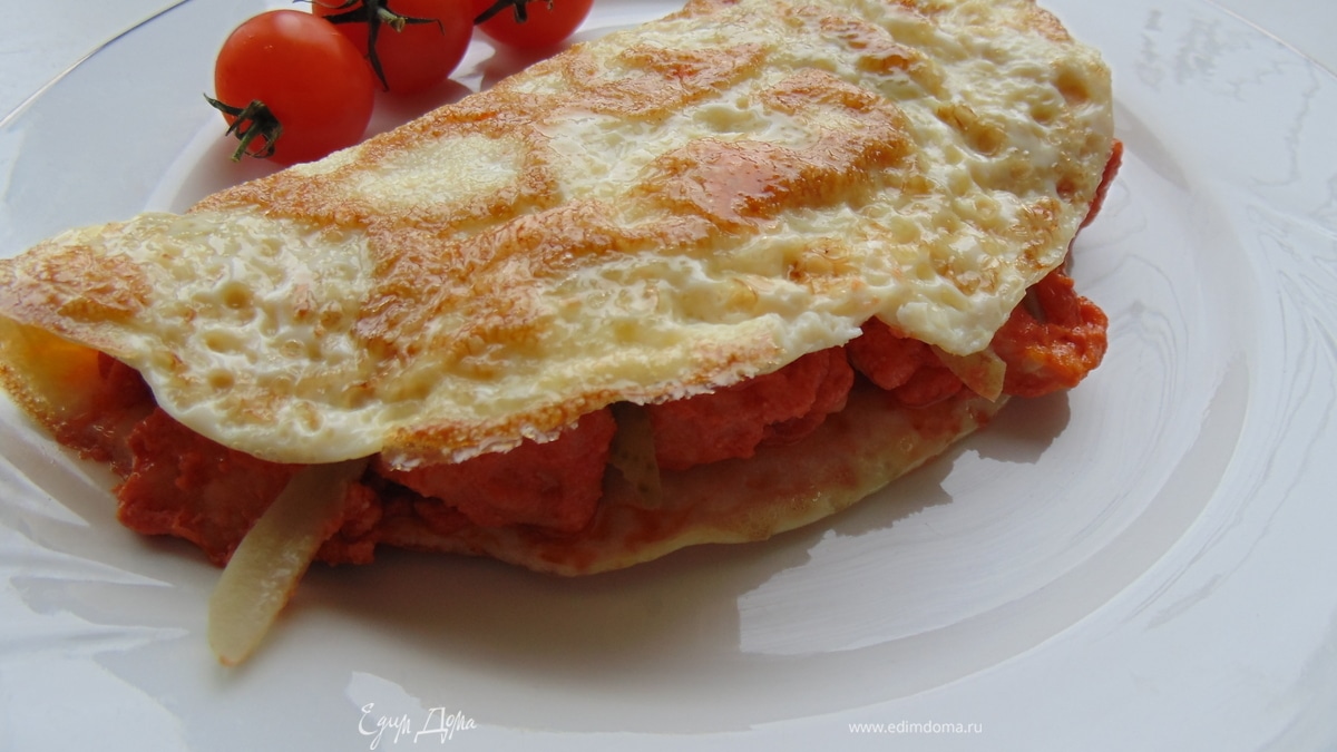 Бризоль с бефстроганов из индейки с маринованными огурчиками