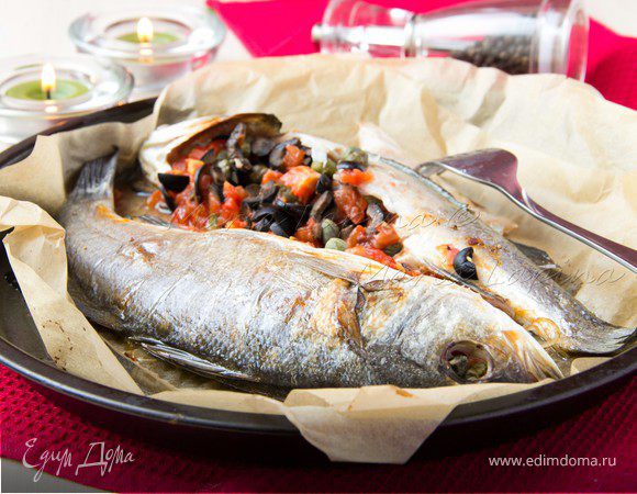 Сибас, запеченный с томатами, оливками и каперсами
