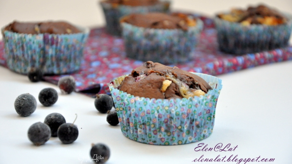 Маффины с черной смородиной и белым шоколадом