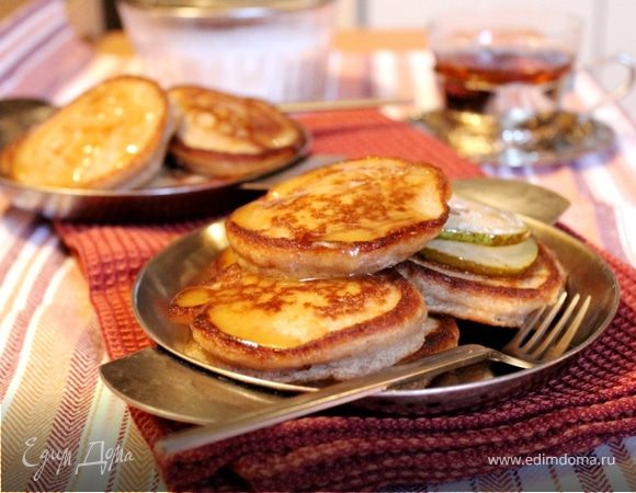 Гречнево-ржаные оладьи с грушей и медовым кремом Гречнево-ржаные оладьи с грушей и медовым кремом