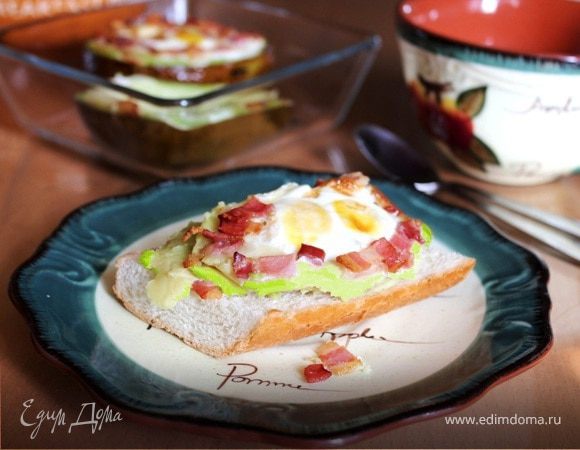 Авокадо, запеченное с яйцами и беконом Авокадо, запеченное с яйцами и беконом