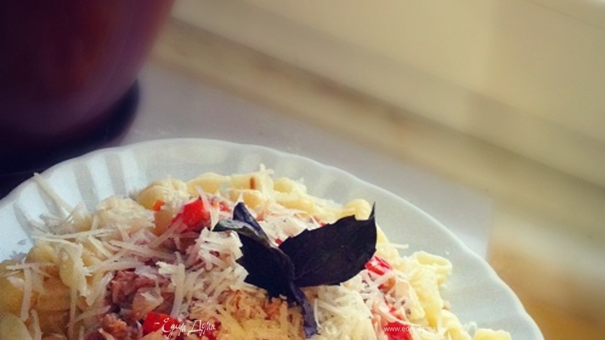 Паста с тунцом, помидорчиками и пармезаном