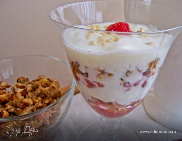 Банановая гранола с йогуртом и клубникой