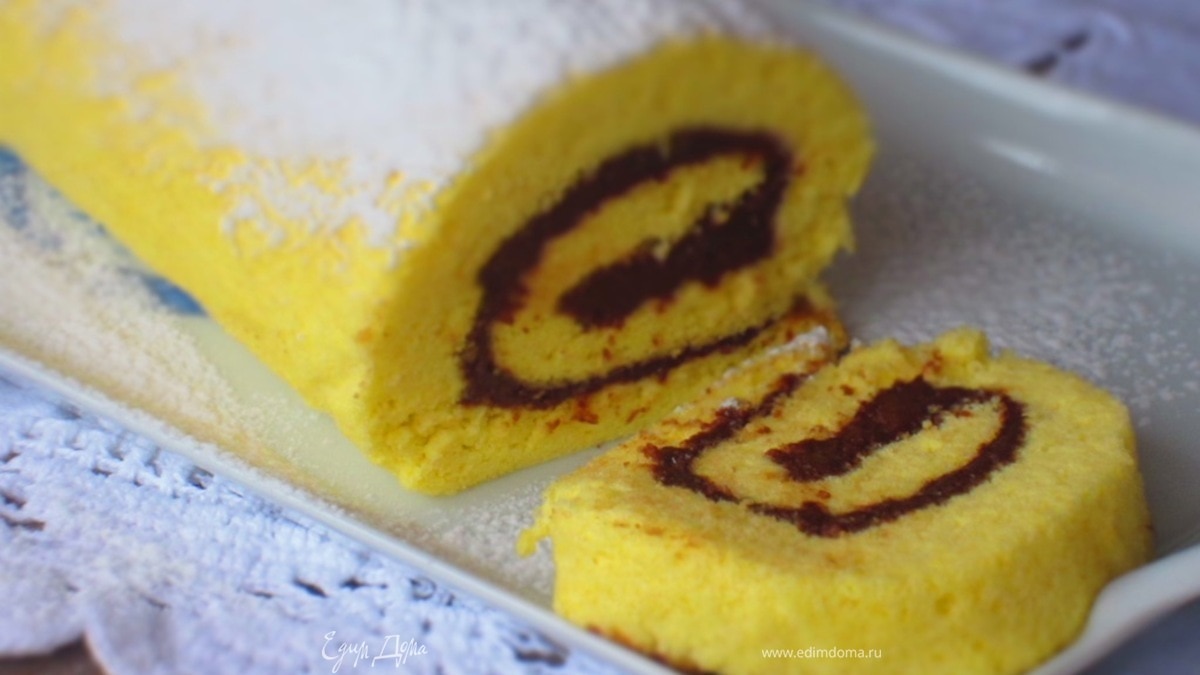 Бисквитный рулет с шоколадной пастой