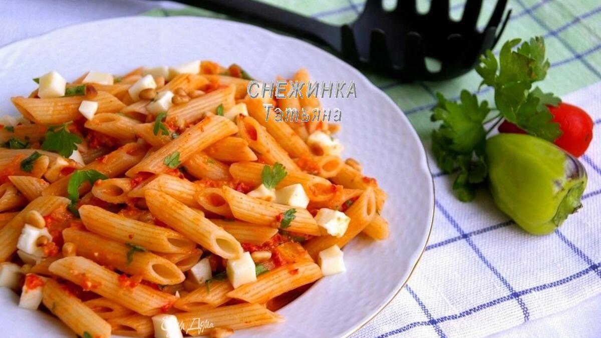 Паста с красным соусом, моцареллой и кедровыми орешками