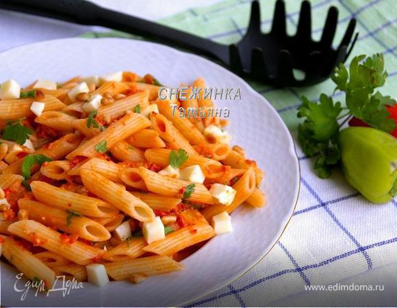 Паста с красным соусом, моцареллой и кедровыми орешками