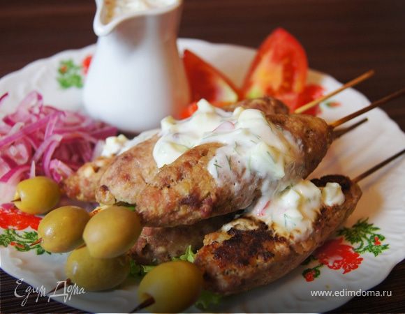 "Быстрый" люля-кебаб с дзадзики и маринованным луком