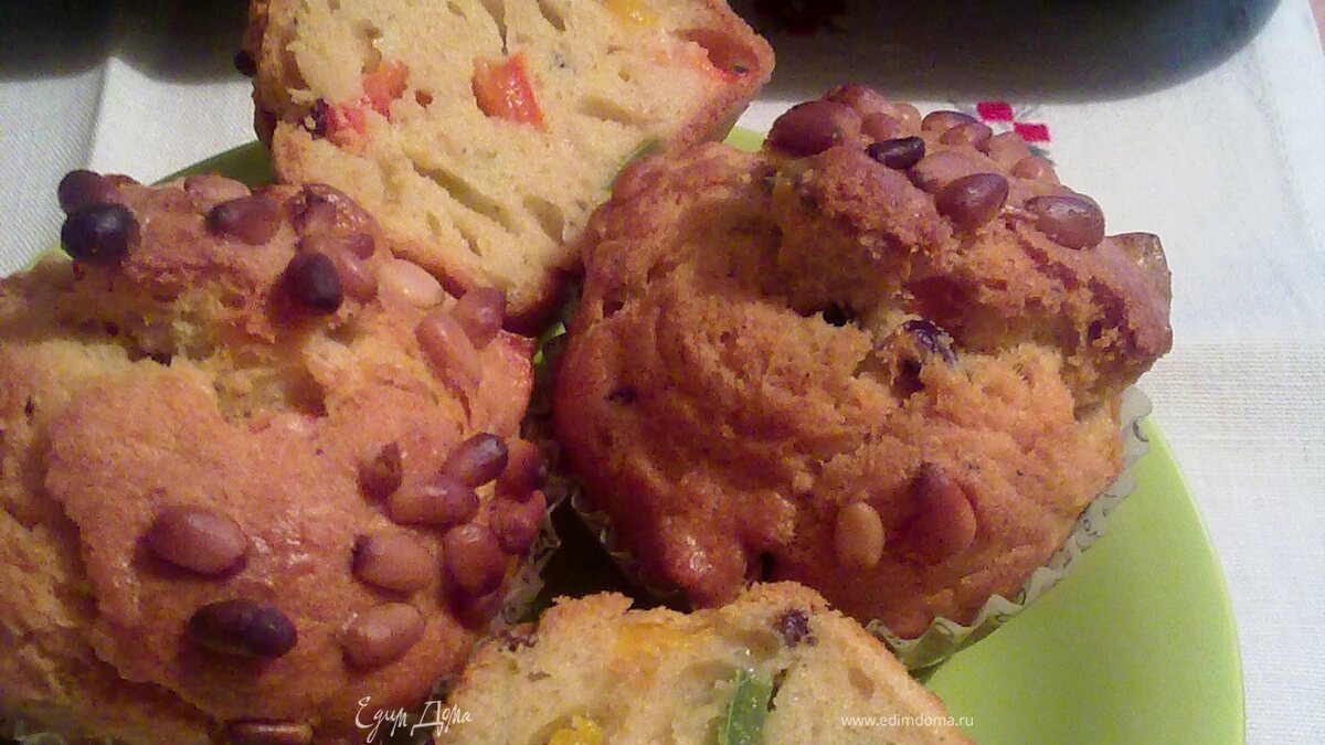 Маффины со сладким перцем, маслинами и кедровыми орешками