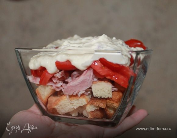 Салат с белыми сухариками 