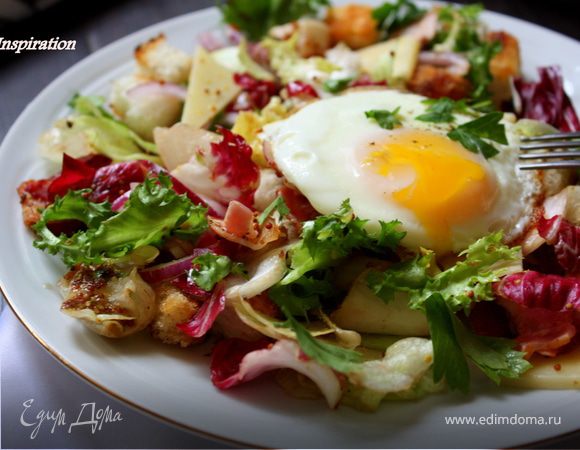 Теплый салат с беконом и яйцом
