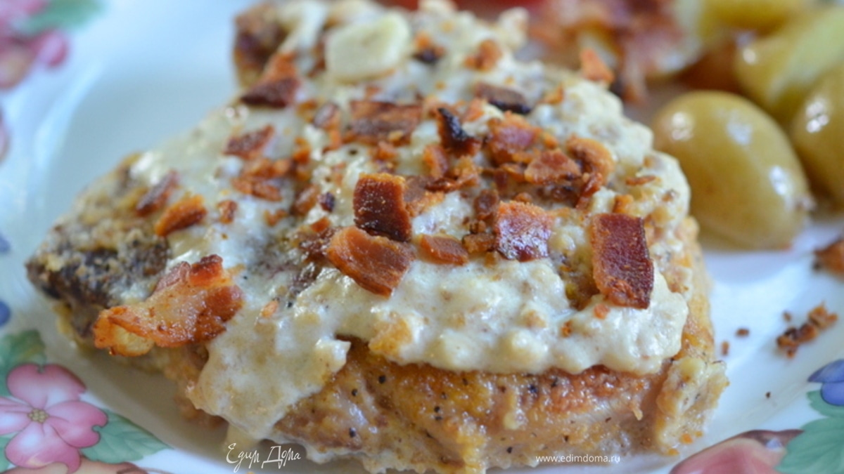 Свиные котлеты со сливочным соусом и беконом