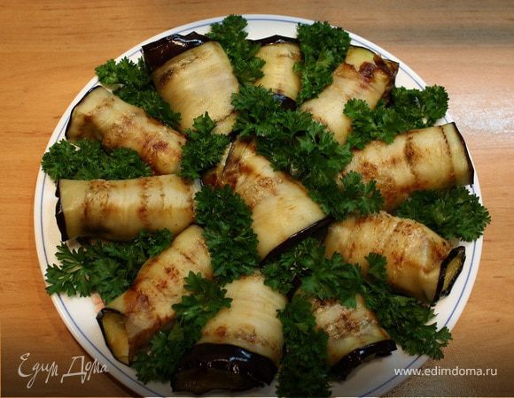 Закусочные рулеты из баклажанов, фаршированных сыром и чесноком